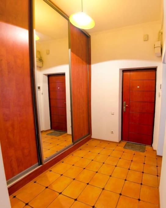 Парковка ! Квартира Поруч Госпіталю, Центр. Lviv Ngoại thất bức ảnh